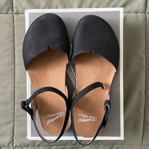 Dansko- Rowan Nubuck Sandal✨